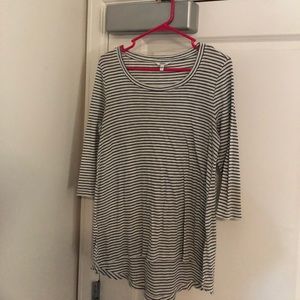 Quarter sleeve, striped shirt